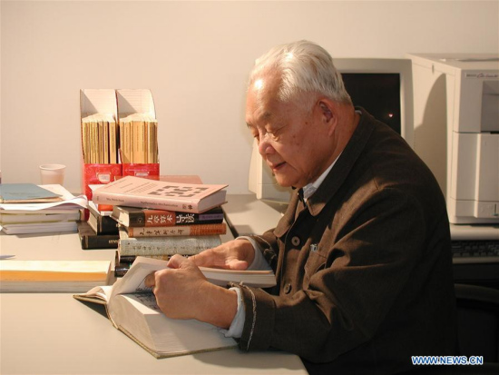 File photo shows renowned Chinese mathematician Wu Wenjun reading at his office. Wu died on May 7, 2017 at the age of 98 in Beijing. He was the winner of China's top science and technology award in 2000. (Xinhua)