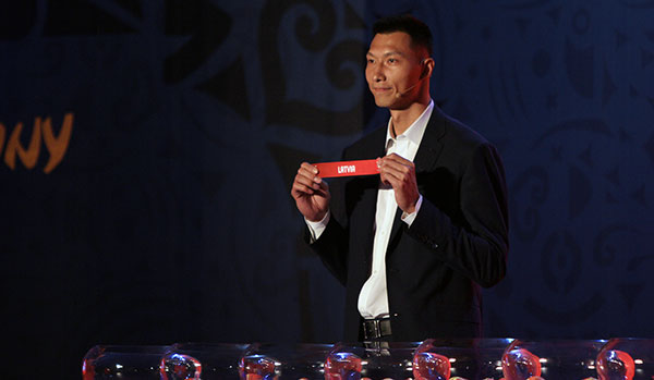 China's Yi Jianlian attends the official draw ceremony of the qualifiers for the 2019 Basketball World Cup in Guangzhou, the capital of Guangdong province, on Sunday evening. (Photo provided to chinadaily.com.cn)