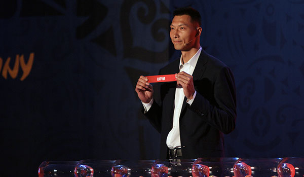 China's Yi Jianlian attends the official draw ceremony of the qualifiers for the 2019 Basketball World Cup in Guangzhou, the capital of Guangdong province, on Sunday evening. (Photo provided to chinadaily.com.cn)