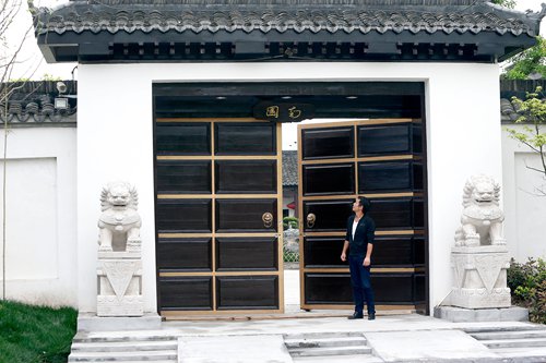 Tang Zhengrong looks at the plaque of Nanyuan Garden.