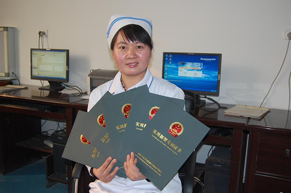 Ge Zhihong holds her certificates of patent at her office. (Zhang Yu/chinadaily.com.cn)