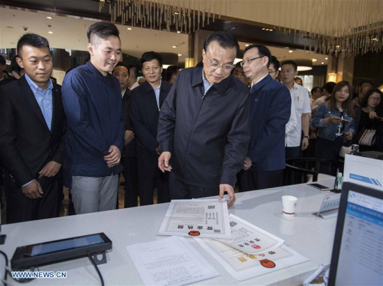 Chinese Premier Li Keqiang (front R) visits the Kaifeng comprehensive service center of China (Henan) Pilot Free Trade Zone in Kaifeng, central China's Henan Province, May 8, 2017. Li made an inspection tour to central China's Henan Province on May 8 and 9. (Xinhua/Li Tao) 