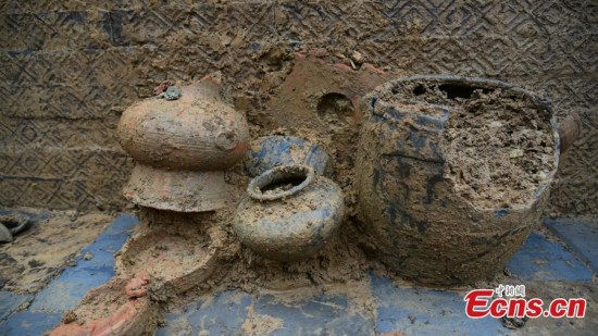 Archaeologists excavate a tomb found at a construction site in Fuling District, Southwest Chinas Chongqing Municipality. The grave was thought to date back 1,800 years to the Eastern Han Dynasty. Pottery jars and other items were unearthed at the site. (Photo: China News Service/Chen Xiao)