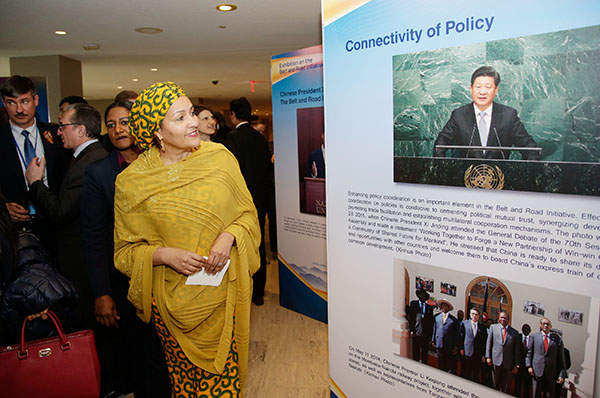 Amina J. Mohammed, deputy secretary-general of the United Nations, examines a piece featuring President Xi Jinping in the photo exhibition Strengthening International Cooperation for Win-Win Development, which opened on Monday in the New York headquarters of the UN. The exhibition opened just days before the start of the Belt and Road Forum for International Cooperation. (LIAO PAN/CHINA NEWS SERVICE)