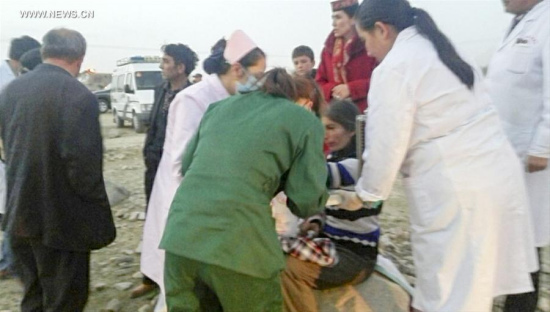Residents receive treatment at Kuzigun Village in Taxkorgan County, northwest China's Xinjiang Uygur Autonomous Region, May 11, 2017. (Xinhua/Li Xiaoling)