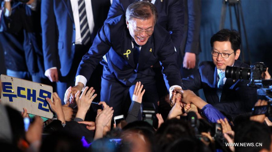 Moon Jae-in (C) of the liberal Minjoo Party greets his supporters during a celebration event in Seoul, South Korea, on May 9, 2017. (Xinhua/Yao Qilin)