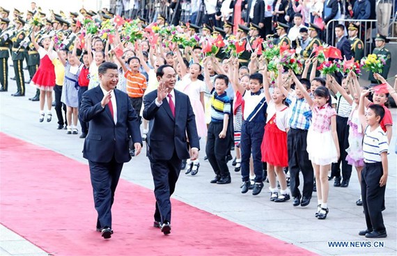 Chinese President Xi Jinping (L) holds a welcome ceremony for Vietnamese President Tran Dai Quang before their talks in Beijing, capital of China, May 11, 2017. (Xinhua/Ju Peng)