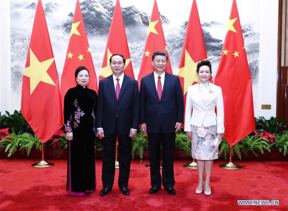 Chinese President Xi Jinping (2nd R) and his wife Peng Liyuan (1st R) pose for a photo with Vietnamese President Tran Dai Quang (2nd L) and his wife in Beijing, capital of China, May 11, 2017. Xi held a welcome ceremony for Vietnamese President Tran Dai Quang before their talks here on Thursday. (Xinhua/Ju Peng)