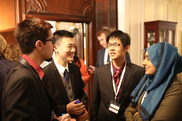 Gu Yunxiang (second left) and Chen Yixian (second right) talk to other contestors during the break. (Phloto/chinadaily.com.cn)