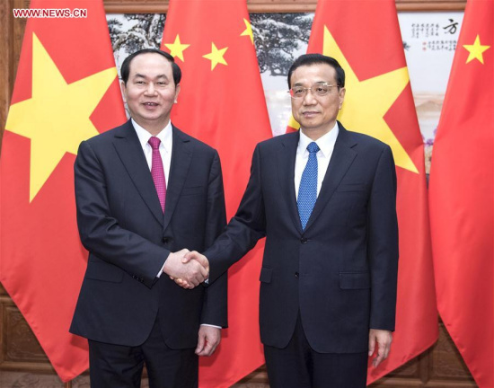 Chinese Premier Li Keqiang (R) meets with Vietnamese President Tran Dai Quang in Beijing, capital of China, May 12, 2017. (Xinhua/Li Tao)