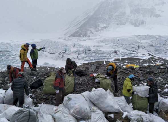 Volunteers sort garbage on the north slope of Qomolangma in the Tibet autonomous region on May 8, 2017.(Photo/Xinhua)