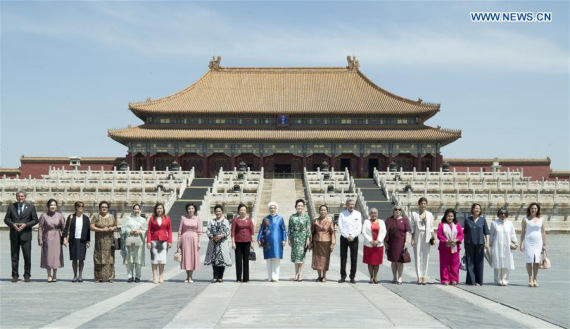 Peng Liyuan (10th R), wife of Chinese President Xi Jinping, poses for a group photo with spouses of foreign delegation heads, who are in Beijing for the Belt and Road Forum (BRF) for International Cooperation, in front of the Hall of Supreme Harmony (Taihe Dian) at the Palace Museum, a UNESCO World Heritage, in Beijing, capital of China, May 15, 2017. (Xinhua/Xie Huanchi)