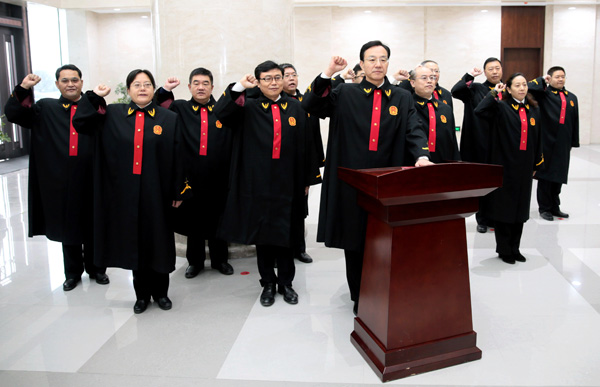 Judges at the Supreme People's Court's Sixth Circuit Court in Xi'an, Shaanxi province, swear an oath of allegiance. (Photo/Xinhua)