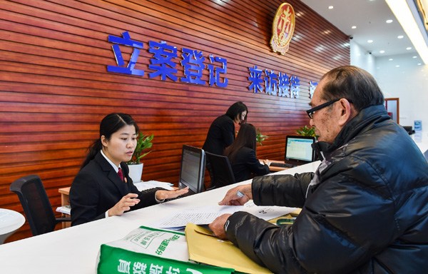 A litigant files a case with the Supreme People's Court's First Circuit Court in Shenzhen, Guangdong province. (Photo/Xinhua)