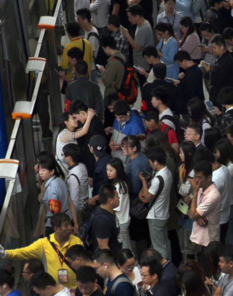 Commuters gather at Xi'erqi Station on Subway Line 13. (Photo By Zou Hong/China Daily)