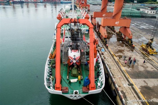 Xiangyanghong 09, the mother ship of China's manned submersible Jiaolong, is ready to depart from a port in Shenzhen, south China's Guangdong Province, May 16, 2017. (Xinhua/Mao Siqian)