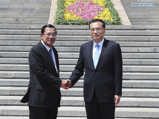 Chinese Premier Li Keqiang (R) holds a welcome ceremony for Cambodian Prime Minister Hun Sen before their talks at the Great Hall of the People in Beijing, capital of China, May 16, 2017. (Xinhua/Pang Xinglei)