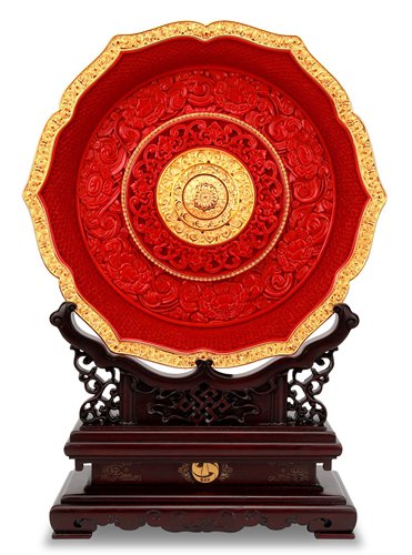 A carved lacquer plate (Photo/Beijing Evening News)