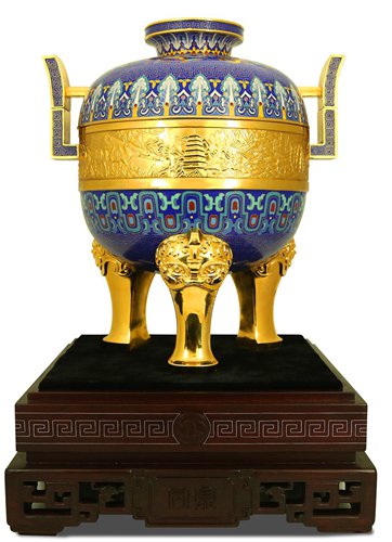 A cloisonn container shaped like an ancient food vessel known as a ding (Photo/Beijing Evening News)