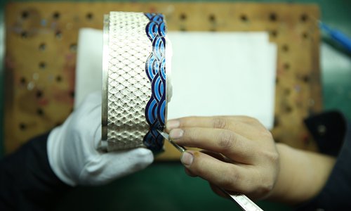 Designer works on the jewelry box. (Photo/Beijing Evening News)