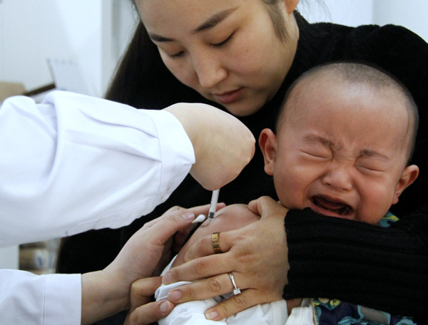 A child receives EV 71 vaccine for hand, foot and mouth disease in Huaibei, Anhui province, in January. (Photo by Li Chunhui / China News Service)