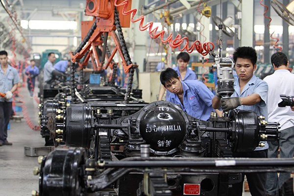 Workers on a motor vehicle production line at a factory in Qinzhou, Guangxi Zhuang autonomous region. (Photo provided to China Daily)