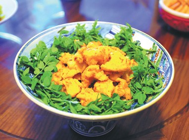 Fried globefish. (Photo by Xing Yi/China Daily)