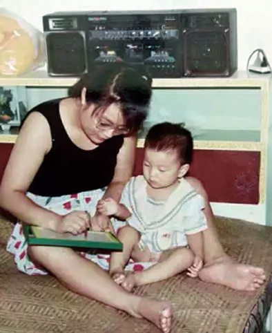 Photo of Zou and her son. (Photo/Xinhua)