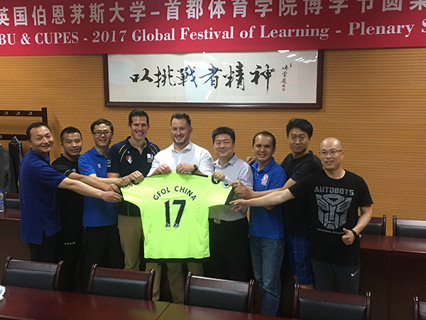 Soccer coaches from China who came to Bournemouth for three months in 2016 for the Bournemouth University Football Study Program pose for a picture with Bournemouth faculty members in Beijing on May 18, 2017. (Photo provided to chinadaily.com.cn)