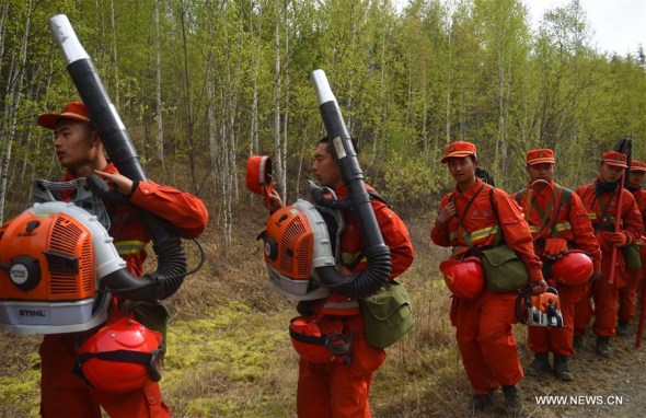 Forest police carrying equipment to fight against forest fire in Chenbaerhu Banner, Hulunbuir City, north China's Inner Mongolia Autonomous Region, May 20, 2017. The forest fire that broke out Wednesday in China's Inner Mongolia Autonomous Region has been brought under control, authorities said Saturday. (Xinhua/Deng Hua)