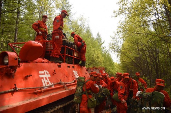 Forest police convey equipment from an armored vehicle in Chenbaerhu Banner, Hulunbuir City, north China's Inner Mongolia Autonomous Region, May 20, 2017. The forest fire that broke out Wednesday in China's Inner Mongolia Autonomous Region has been brought under control, authorities said Saturday. (Xinhua/Deng Hua)
