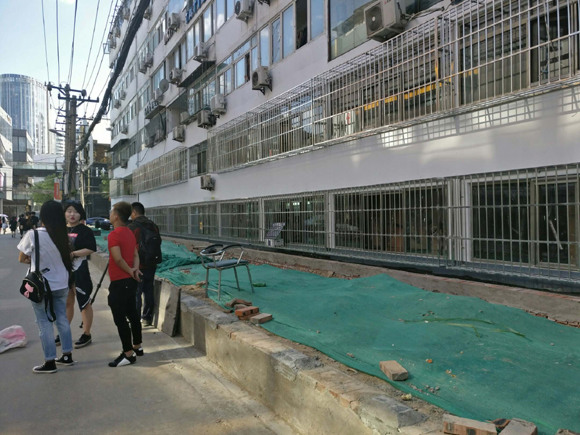 Dirty street after facelift.  (Photo: CGTN/Sun Ye)