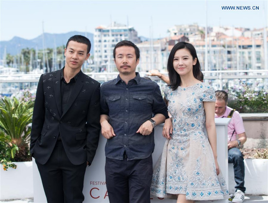Chinese director Li Ruijun (C), actor Yin Fang (L) and actress Yang Zishan pose for a photocall of the film Lu Guo Wei Lai during the 70th Cannes Film Festival in Cannes, France, on May 21, 2017. (Xinhua/Xu Jinquan)