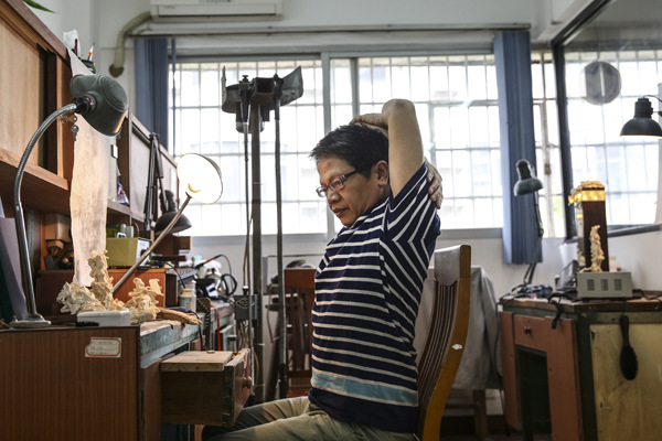 A member of staff at work at the Guangzhou Daxin Ivory Carving Factory. (Photo by Zou Hong/China Daily)