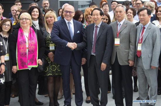 Liu Yuzhu (3rd R), director of the State Administration of Cultural Heritage of China shakes hand with Serbian Minister of Culture and Media Vladan Vukosavljevic (4th R) at the opening of the first China-Central and Eastern European (CEE) Countries Cultural Heritage Forum in Belgrade, Serbia, on May 22, 2017. (Xinhua/Nemanja Cabric)