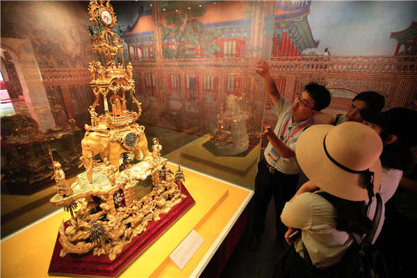 The ongoing exhibition at Kulangsu gallery in Xiamen, the Palace Museum's first satellite gallery, showcases many artifacts ranging from antique clocks and scientific instruments to enamel pieces and porcelain.