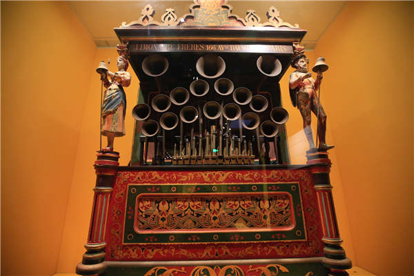 The ongoing exhibition at Kulangsu gallery in Xiamen, the Palace Museum's first satellite gallery, showcases many artifacts ranging from antique clocks and scientific instruments to enamel pieces and porcelain.