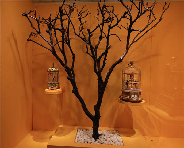 The ongoing exhibition at Kulangsu gallery in Xiamen, the Palace Museum's first satellite gallery, showcases many artifacts ranging from antique clocks and scientific instruments to enamel pieces and porcelain.
