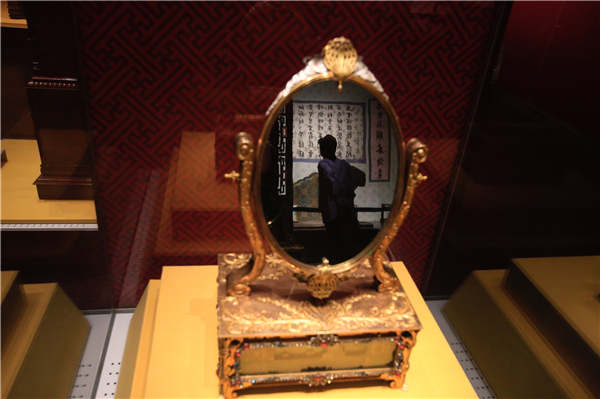 The ongoing exhibition at Kulangsu gallery in Xiamen, the Palace Museum's first satellite gallery, showcases many artifacts ranging from antique clocks and scientific instruments to enamel pieces and porcelain.