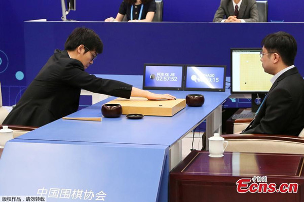 Chinese Go player Ke Jie puts a stone against Google's artificial intelligence program AlphaGo during their first game of the three-game match at the Future of Go Summit in Wuzhen, east China's Zhejiang province, May 23, 2017. Ke Jie lost the first game with AlphaGo. The next game will be held on May 25. (Photo/Agencies)