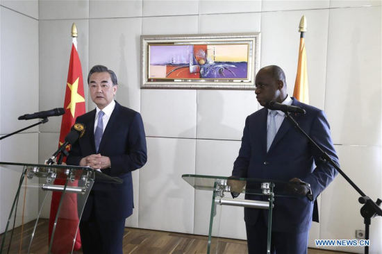 Chinese Foreign Minister Wang Yi (L) holds talks with Ally Coulibaly, minister of African integration and Ivorians abroad of Cote d'Ivoire, in Abidjan, Cote d'Ivoire, May 22, 2017. (Xinhua/Ivan)