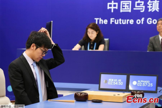 Chinese Go player Ke Jie puts a stone against Google's artificial intelligence program AlphaGo during their first game of the three-game match at the Future of Go Summit in Wuzhen, east China's Zhejiang province, May 23, 2017. Ke Jie lost the first game with AlphaGo. The next game will be held on May 25. (Photo/Agencies)