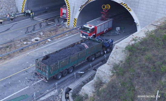 Rescuers clean the accident site of a truck collision and explosion on the highway linking cities of Zhangjiakou and Shijiazhuang in Laiyuan, north China's Hebei Province, May 23, 2017. (Xinhua/Zhu Xudong)
