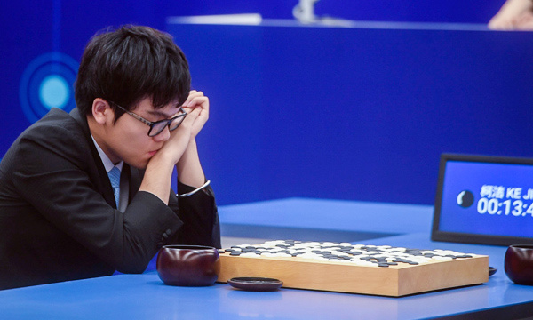 Ke Jie, the world's top human Go player, loses a game on Tuesday to the artificial intelligence program AlphaGo. XU YU / XINHUA
