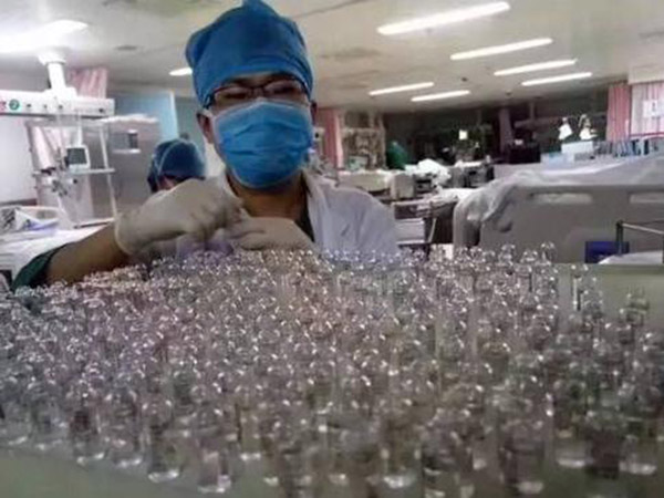 A medical worker at the First Affiliated Hospital of Shantou University Medical College opens a glass vial of atropine to save a poisoned patient in the early hours of May 19, 2017. (Photo from the Web)