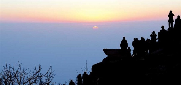People throng to the Jade Emperor Peak for the magnificent sunrise. (Wang Rongjiang)