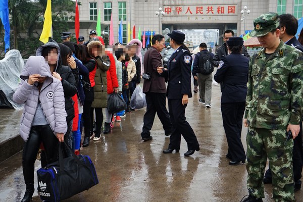Abducted Vietnamese women prepare to return home at Dongxing port, Guangxi Zhuang autonomous region, on the China-Vietnam border. (Photo by Huang Jun/China Daily)