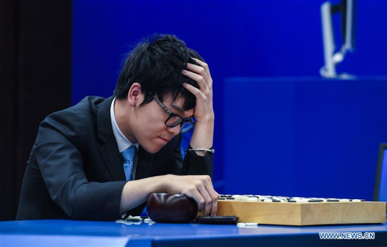 Chinese Go player Ke Jie analyses the game after the second match against artificial intelligence program AlphaGo in Wuzhen, east China's Zhejiang province, May 25, 2017.(Xinhua/Xu Yu)