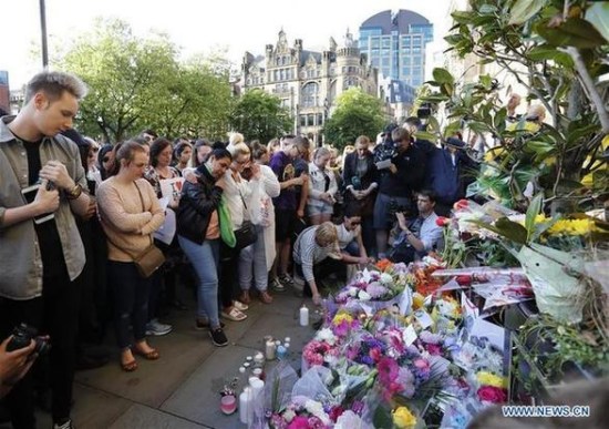 People attend a candlelit vigil to mourn the victims of Manchester terror attack at Albert Square in Manchester, Britain on May 23, 2017.  (Xinhua/Han Yan)