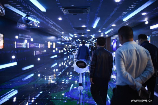 People visit a demonstration center of Guizhou big data pilot zone in Guiyang, capital of southwest China's Guizhou Province, May 25, 2017. (Xinhua/Liu Xu)